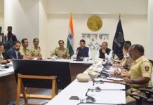 शांतता भंग करणाऱ्या दंगलखोरांविरुद्ध कडक कारवाई करा – देवेंद्र फडणवीस