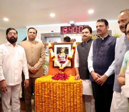छत्रपती संभाजी महाराज बलिदान दिनानिमित्त मुख्यमंत्री देवेंद्र फडणवीस यांच्याकडून विधानभवनात अभिवादन