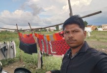 भर उन्हात बसून भरत आहे आपली उपजीविका आहे एक होतकरू तरुण