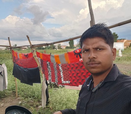 भर उन्हात बसून भरत आहे आपली उपजीविका आहे एक होतकरू तरुण