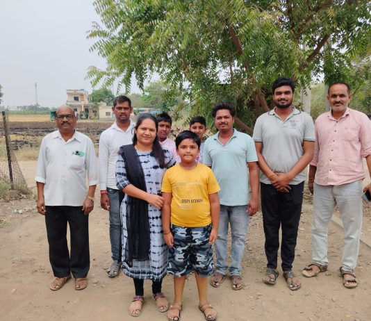 कुंभारी येथील तन्मय चीने याने गायले सुरेली आवाजात गीत