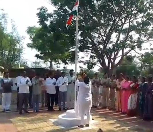 सरपंचा रजनीता मडावी यांच्या हस्ते ध्वजारोहण…