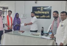 आत्महत्याग्रस्त शेतकरी कुटुंबाच्या वारसांना शासकीय धनादेशाचे तहसीलदार किशोर यादव यांच्या हस्ते वितरण