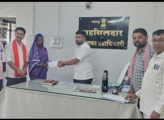 आत्महत्याग्रस्त शेतकरी कुटुंबाच्या वारसांना शासकीय धनादेशाचे तहसीलदार किशोर यादव यांच्या हस्ते वितरण