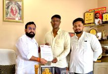 भद्रावतीच्या मुख्य चौकात ट्रॅफिक सिग्नल सुरू करण्यासाठी शिवसेनेच्या वतीने आमदार करण देवतळे यांना निवेदन