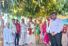 “हर घर संविधान” उपक्रमांतर्गत नवदांपत्याला संविधान ग्रंथाची भेट