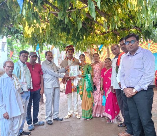 “हर घर संविधान” उपक्रमांतर्गत नवदांपत्याला संविधान ग्रंथाची भेट
