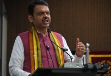 मुख्यमंत्री देवेंद्र फडणवीस छत्तीसगड सीमेवरील दुर्गम कवंडे गावात