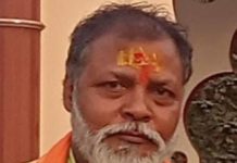 “वडाला फेरे मारण्यापेक्षा,पुढच्या पिढीला जगविण्यासाठी, महिलांनी वटवृक्ष लावून वटपोर्णिमा साजरी करावी.” – संजय कडोळे
