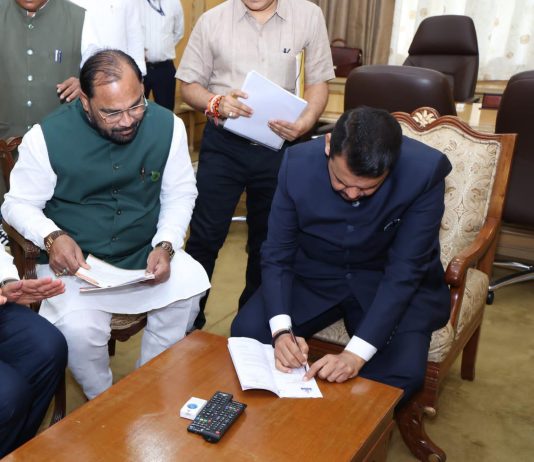 जिल्हा मध्यवर्ती बँकेच्या निवडणुकी संदर्भात आमदार किशोर जोरगेवार यांची मुख्यमंत्री देवेंद्र फडणवीस यांच्याशी चर्चा