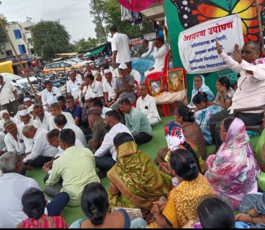 देवळा तालुक्यातील वसाका कर्मचाऱ्यांचे मौन आंदोलन