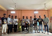 सुशीला बुद्धभगवान भगत से. नी. अंगणवाडी पर्यवेक्षिका तथा समाजसेविका, रा. आलापल्ली तर्फे उत्कृष्टपणे सामाजिक कार्य करणाऱ्या स्वराज्य फाउंडेशनचे संविधान ग्रंथ व सन्मान चिन्ह देऊन सत्कार