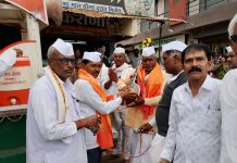रोकडेश्वर महाराज यांच्या पायी दिंडी सोहळ्याचे चासनळी मध्ये भक्तीमय वातावरणात केले स्वागत