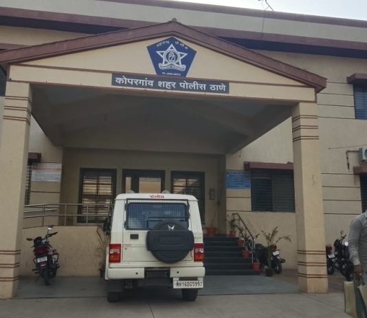 कोपरगाव मध्ये तरुणास लोखंडी पाईप, कोयता आणि बेसबॉल च्या दांडक्याने मारहाण