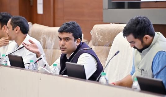 100 टक्के कामे पूर्ण होण्याच्या दृष्टीने नियोजन करा – जिल्हाधिकारी विनय गौडा