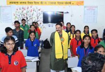 आदिवासी विकासमंत्र्यांनी आश्रमशाळेतील विद्यार्थ्यांशी साधला संवाद, उच्च ध्येय गाठण्याचे केले आवाहन