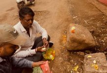 भद्रावती नगर परिषद प्रशासनाच्या झोपेचा भंग करणारे अनोखे आंदोलन – गोट्यांची पूजा करून शिवसेनेचा इशारा