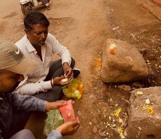 भद्रावती नगर परिषद प्रशासनाच्या झोपेचा भंग करणारे अनोखे आंदोलन – गोट्यांची पूजा करून शिवसेनेचा इशारा
