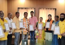 शिवसेनेकडून भारताच्या संविधान उद्देशिकांचे वाटप करीत वाढदिवस साजरा..!