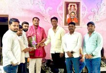 चंद्रपूर जिल्हा मध्यवर्ती बँकेचे नवनियुक्त अध्यक्ष रवींद्र शिंदे यांचा शिवसेना व युवासेनेच्या वतीने सत्कार