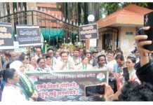 मीरा-भाईंदर शहरातील खड्ड्यांवरून काँग्रेस चे आक्रमक