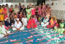 वाढदिवसाचे औचित्य साधत आविष्कार महिला मंचतर्फे वृद्धाश्रमाला संवेदनशील भेट