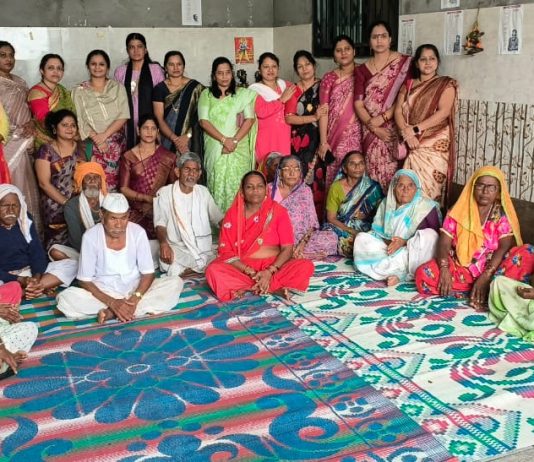 वाढदिवसाचे औचित्य साधत आविष्कार महिला मंचतर्फे वृद्धाश्रमाला संवेदनशील भेट