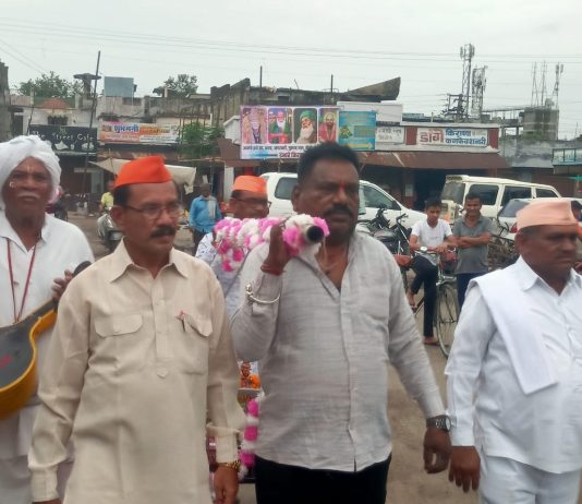 आषाढी एकादशी निमित्त विठ्ठल मंदिर देवस्थान तर्फे घुगुस पायदळ वारी काढण्यात आली