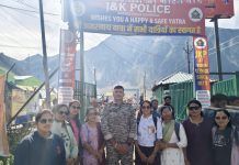 “गाव दूर, पण माणसं जवळ” – अमरनाथ यात्रेत त-हाडीच्या फौजी चेतन डामरे यांची भेट भाविकांसाठी ठरली अविस्मरणीय!
