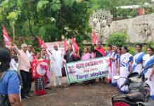 जिल्हाधिकारी कार्यालयासमोर किसान सभेचे धरणे आंदोलन
