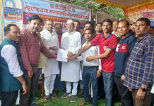 विद्युत कर्मचारी संपावर बसलेल्या ठिकाणी खासदार डॉ.नामदेव किरसान यांची भेट