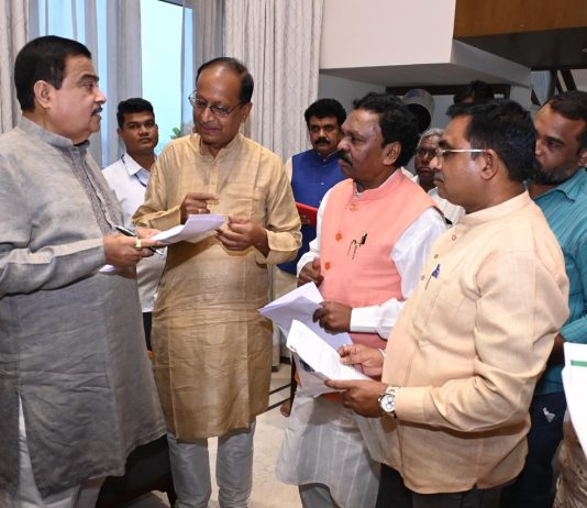 धानोरा तालुक्यासाठी ८० कोटींच्या दोन पूल प्रकल्प आणि रुग्णवाहिका सेवेसाठी निधीची मागणी