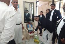 न्यायालयिन कर्मचारी स्व.उमेश कडोळे यांना कारंजातील वकील मंडळींकडून श्रध्दांजली.