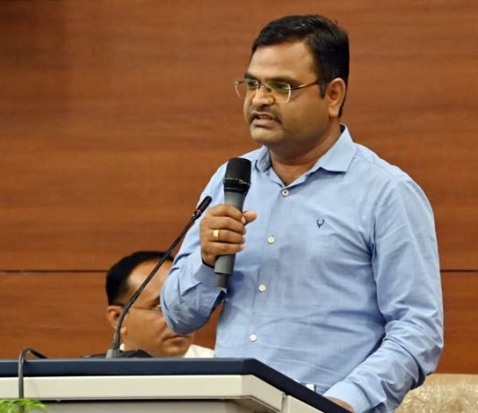 लोकाभिमुख प्रशासन राबविण्यासाठी महसूल विभाग कटिबद्ध – प्रभारी जिल्हाधिकारी डॉ. व्यवहारे