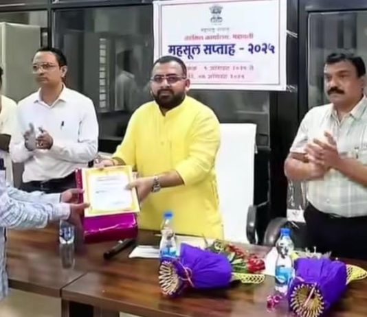 महसूल दिनानिमित्त महसूल सेवक सुरज शेंडे यांचा सन्मान