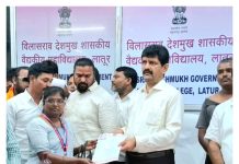 महाराष्ट्र सुरक्षा बल च्या कर्मचाऱ्यांनी रुग्णाच्या पतीला मारहाण प्रकरणी भिम आर्मी ने घेतली जिल्हाधिकारी आणी वैद्यकीय अधिष्ठाता यांची भेट.
