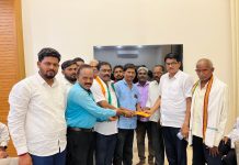 विधीमंडळ गटनेते आ.विजय वडेट्टीवारांनी केली रणमोचन येथील नागरिकांना डोंगा खरेदीसाठी आर्थिक मदत
