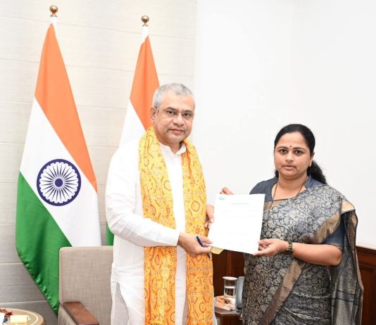 “महिलांच्या आधार कार्डवर वडिलांचे आणि पतीचे दोन्ही नावे नोंदवण्याची सुविधा उपलब्ध करावी”