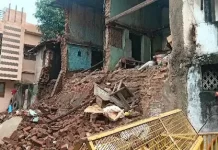 बल्लारपूरातील गांधी चौकात शंभर वर्ष झालेल्या जीर्ण इमारतीची भिंत कोसळली