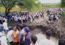 शेतकऱ्याच्या डोळ्यातून वहातो अश्रूंचा महापूर : संपूर्ण राज्यात उद्भवले अतिवृष्टीचे महासंकट