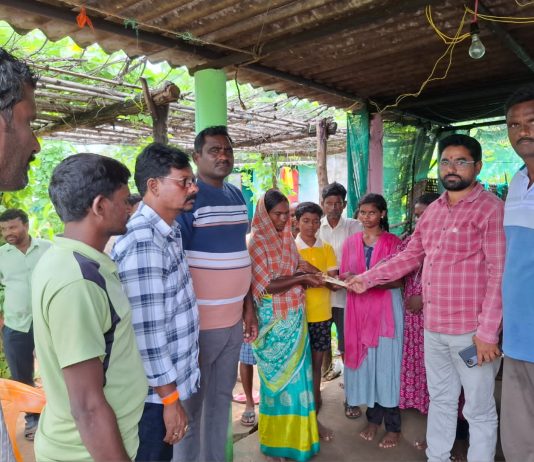 अपघातात मृत्यू झालेल्या व्यक्तीच्या कुटुंबाला आमदार धर्मरावबाबा आत्राम यांच्याकडून आर्थिक मदत.