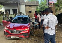महाकाली कॉलरी डब्लू सि एल चे रोडवर पाईप लाईन करिता केलेला खड्डा सामाजीक कार्यकर्त्यानी भूजविले