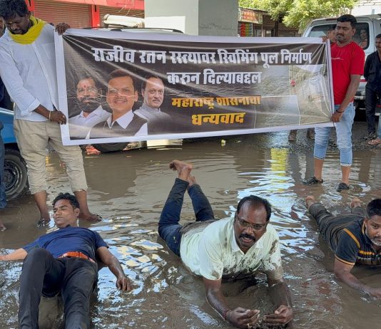अरे! बाप रे! रस्त्याच्या मधोमध काँग्रेस नेत्यांनी घेतला स्विमिंगचा आनंद