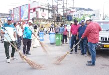 मनपाने राबविले स्वच्छता अभियान – ‘एक दिन, एक घंटा, एक साथ’ श्रमदान – स्वच्छता कर्मचाऱ्यांचा सत्कार