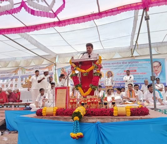 धर्मांतर घोषणेचा 90 वा वर्धापन दिनानिमित्त 65 फुटी धम्मध्वजाचे अनावरण