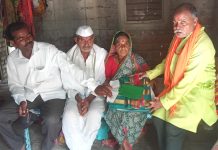 वयोवृद्ध निराधारांसोबत संजय कडोळे यांनी साजरा केला दिवाळीचा आनंद.
