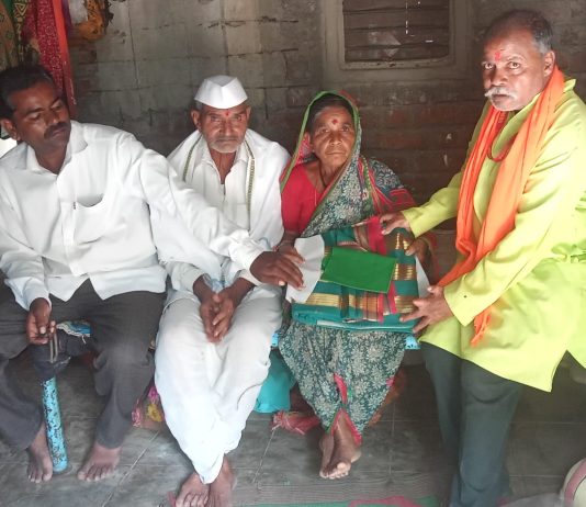 वयोवृद्ध निराधारांसोबत संजय कडोळे यांनी साजरा केला दिवाळीचा आनंद.