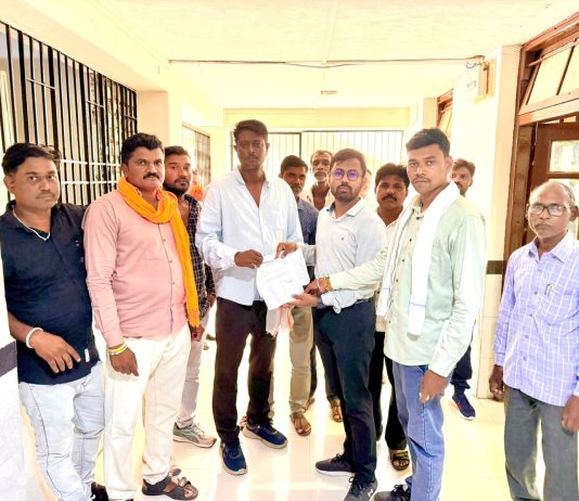 विसलोन ग्रामपंचायत येथील निकृष्ट दर्जाच्या काँक्रिट रस्त्याबाबत शिवसेनेचे निवेदन