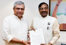आ. सुधीर मुनगंटीवार यांनी घेतली केंद्रीय रेल्वेमंत्री अश्विनी वैष्णव यांची भेट
