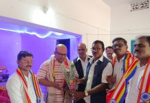 गौळ येथे वर्षवास समाप्ती निमित्त बौद्धविहारामध्ये माननीय अनुप कुमार यांचा सत्कार .